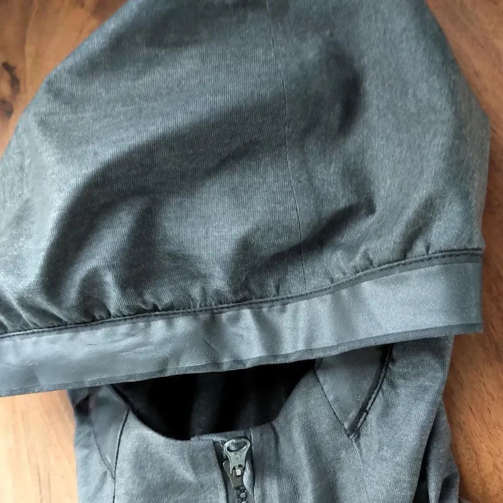 Lululemon The Drizz Running Jacket (reflective/water resistant) - Picture 6 of 7